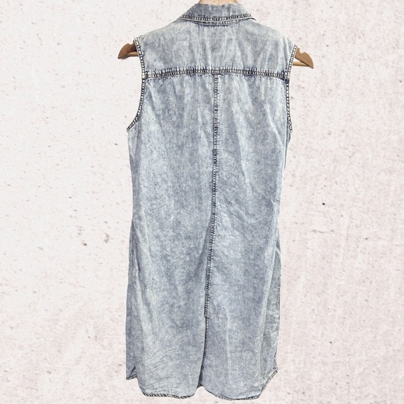 Blue Sleeveless Buttoned Shirt Dress with Notched Collar - Picture 2 of 3